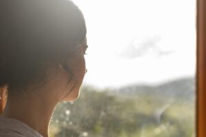 Mulher que escuta, acredita e se entrega